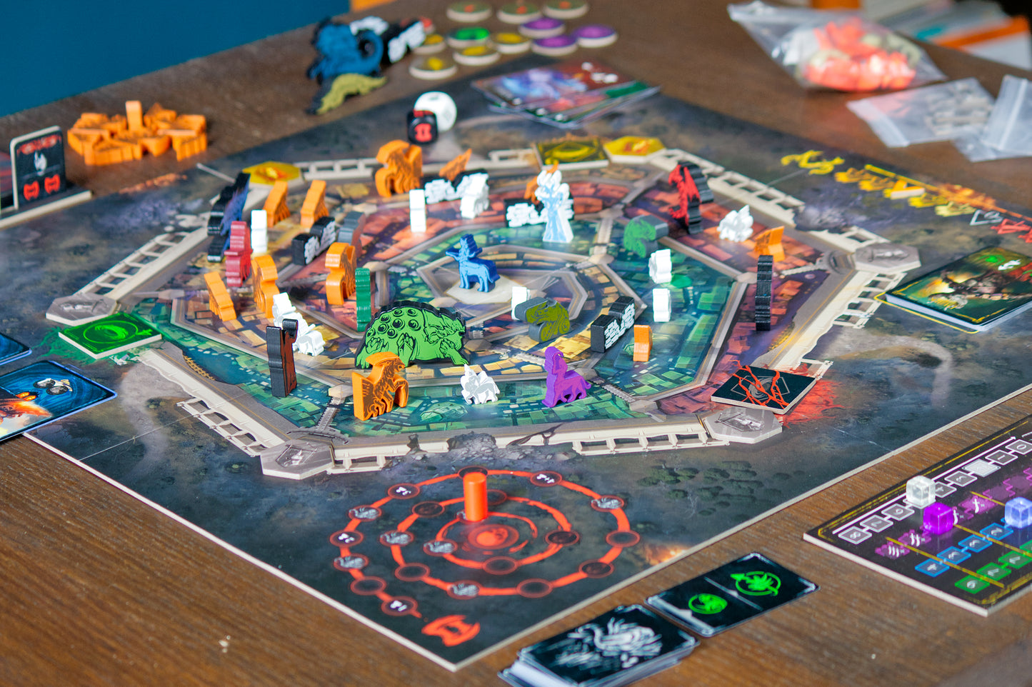 Visione completa della board e meeple del gioco Firesiege