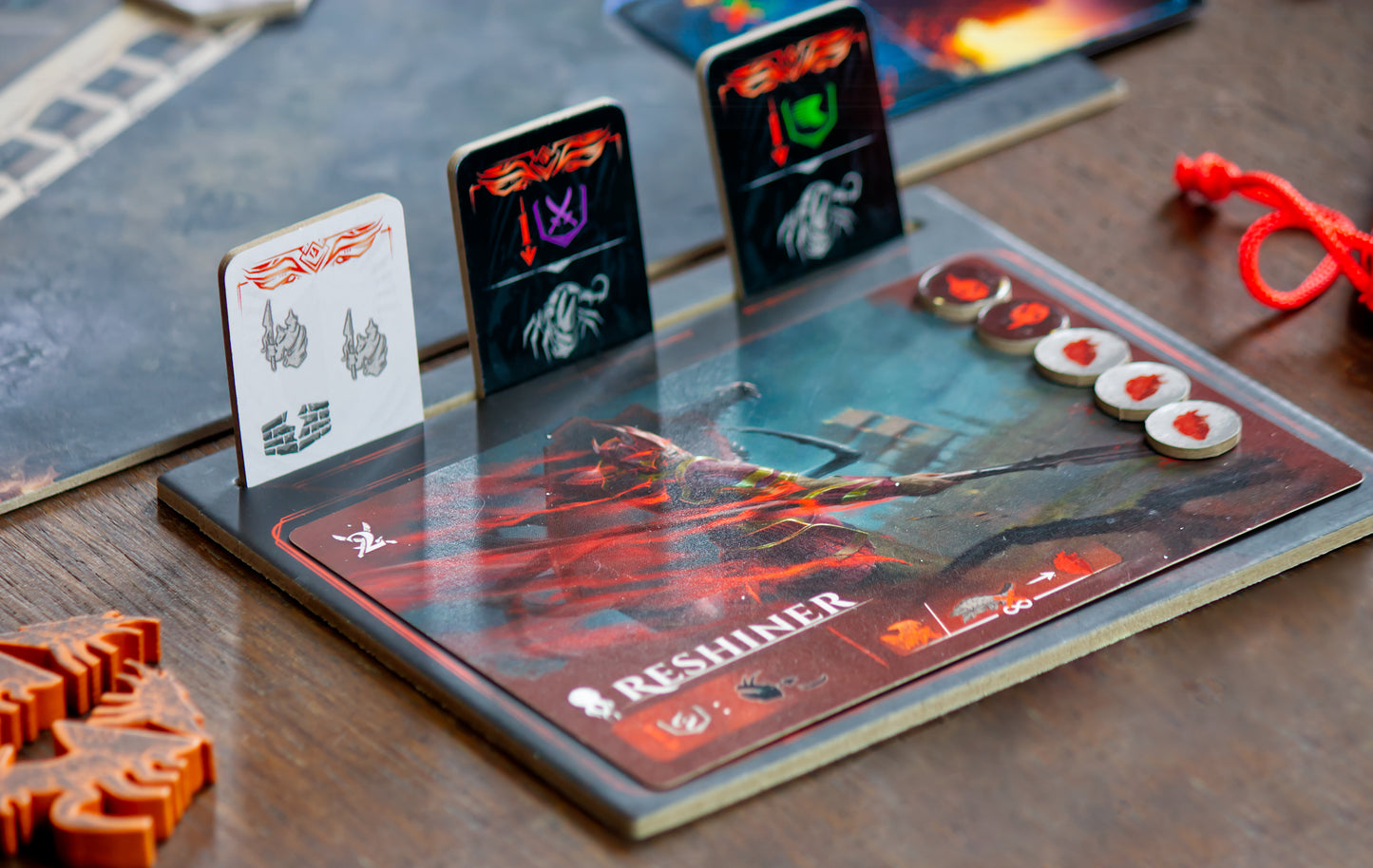 Carte azione e difesa del gioco Firesiege con personaggio rosso