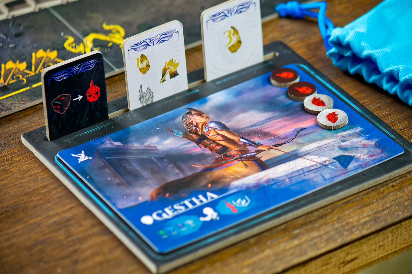Carte azione e difesa del gioco Firesiege
con personaggio blu