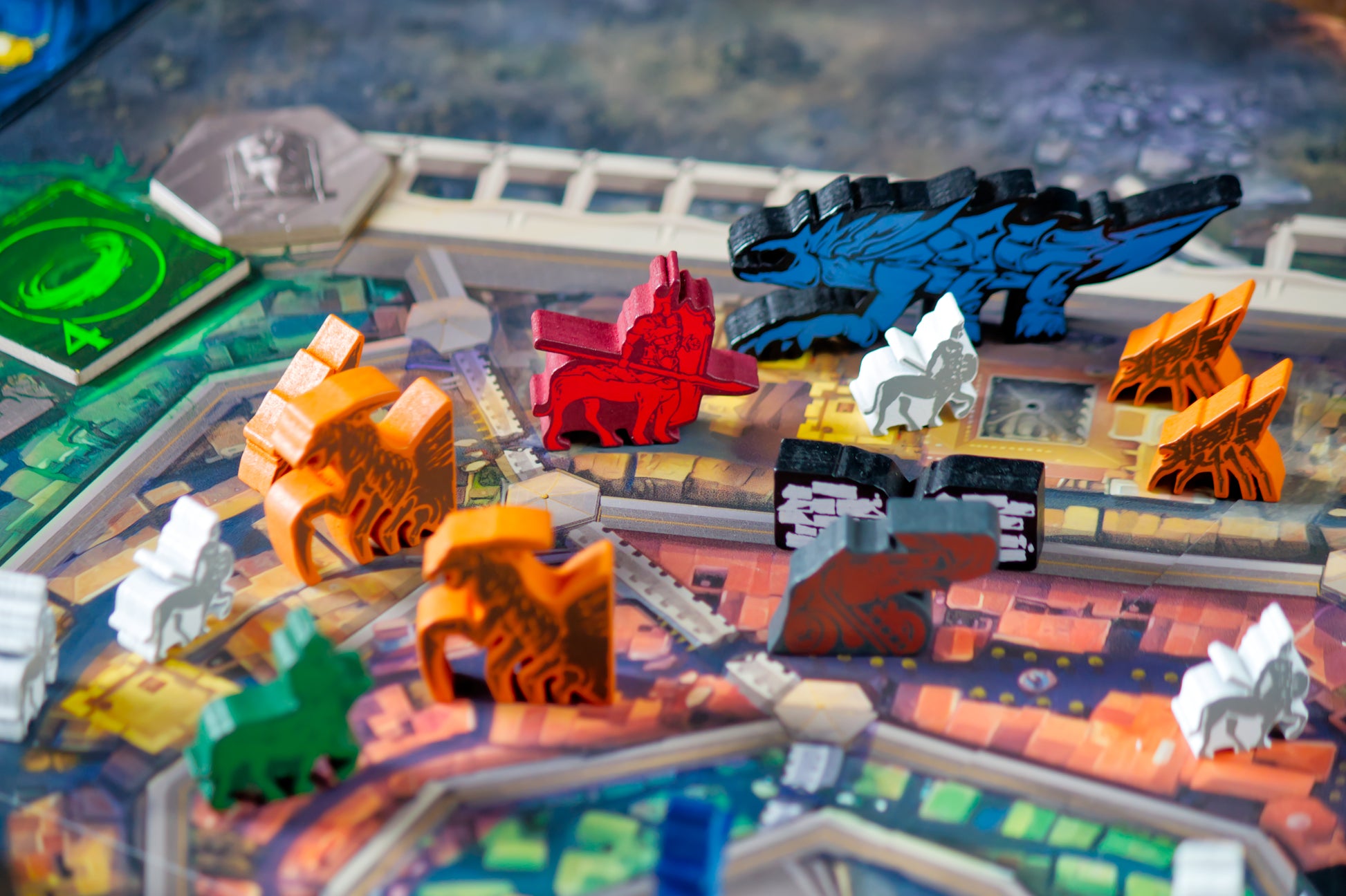 Componenti e carte del gioco Firesiege disposte sul tavolo